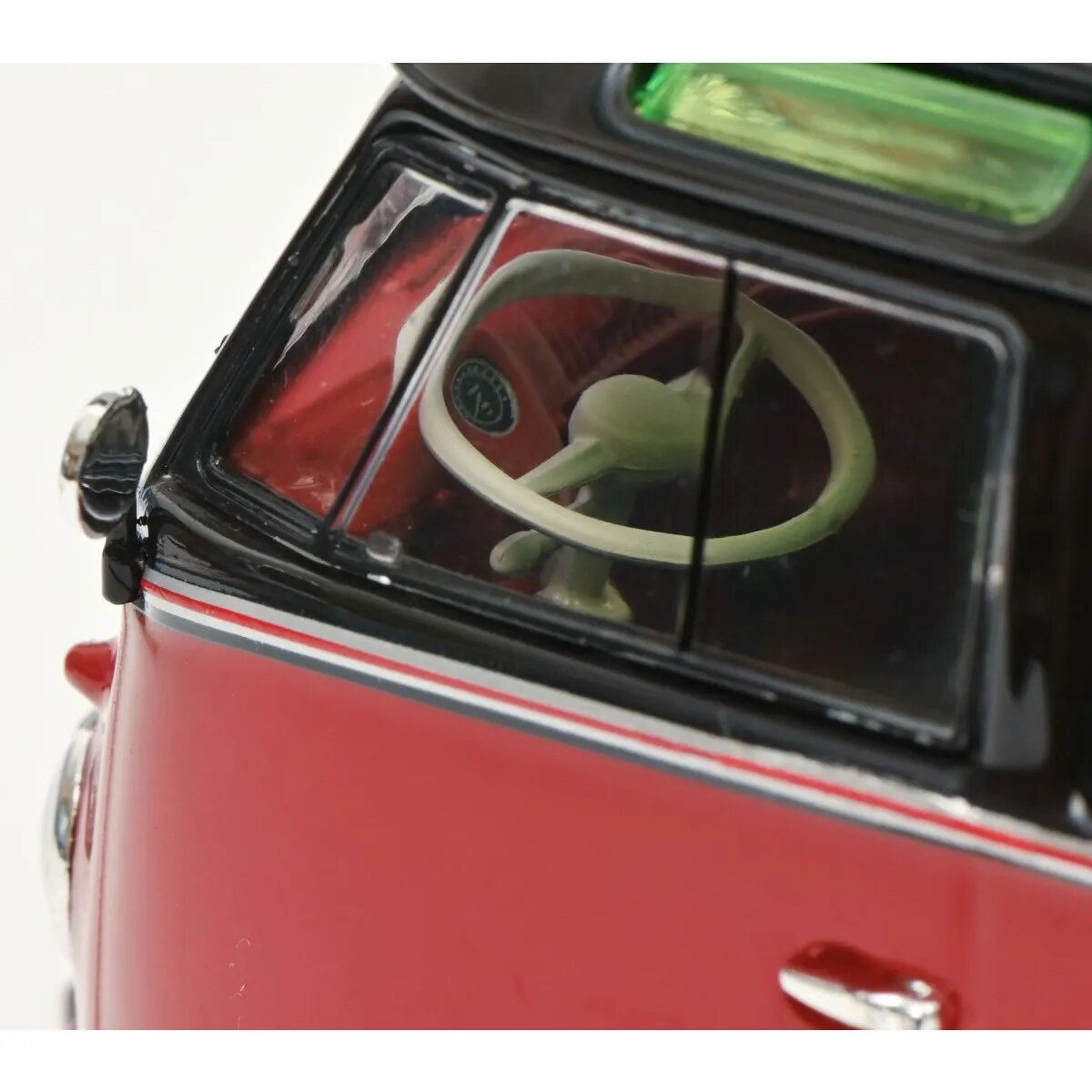 Schuco VW T1b Samba schwarzbr. 1:32