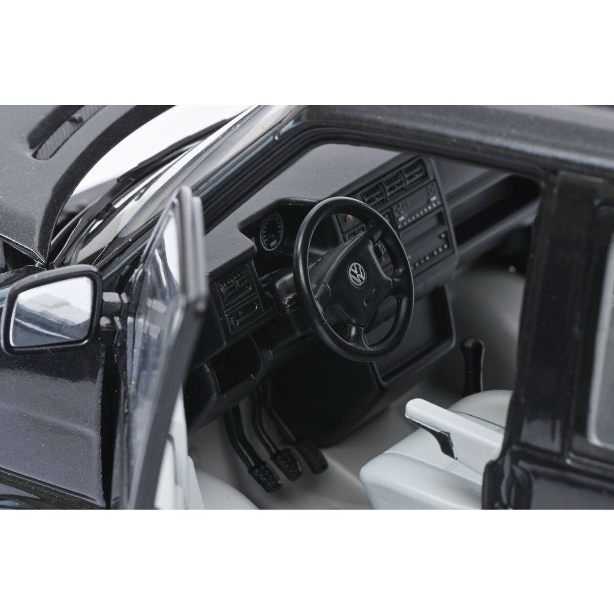 Schuco VW T4 Bus Caravelle schwarz 1:18